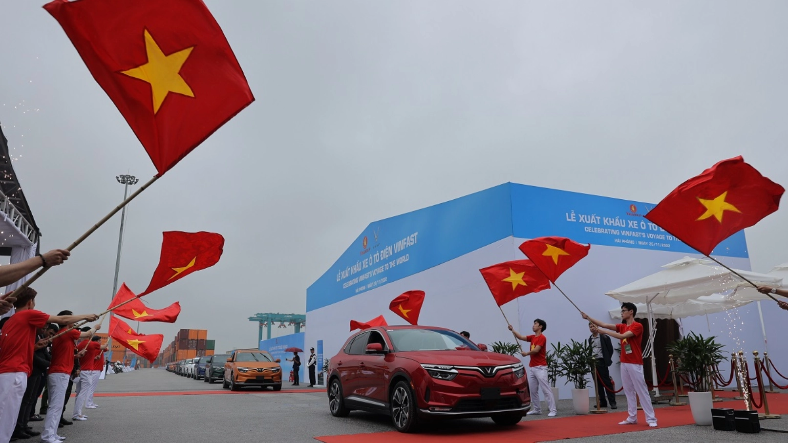 cờ đỏ sao vàng tiễn lô xe vinfast đầu tiên xuất khẩu ra thế giới
