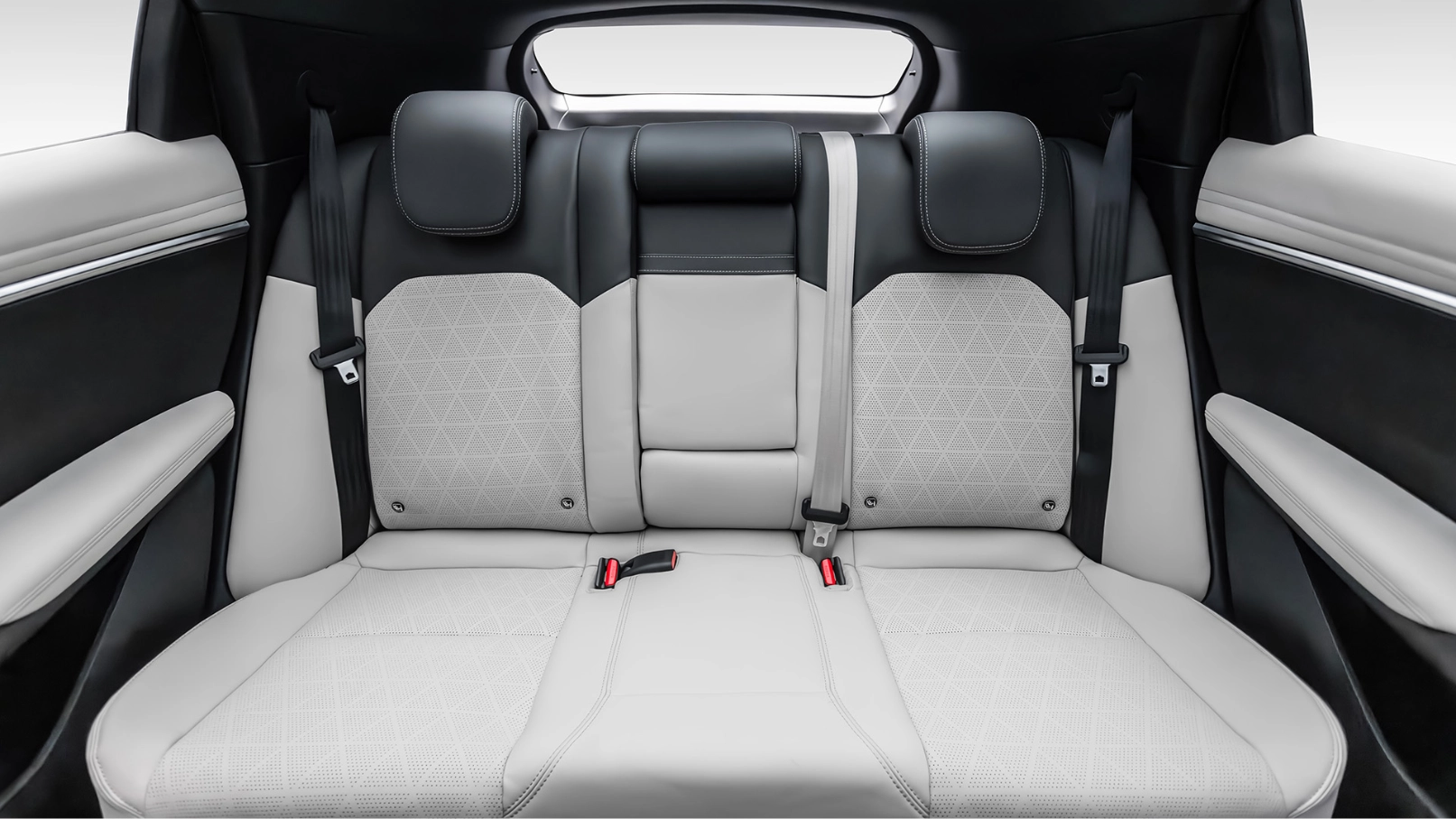 VINFAST CHÍNH THỨC RA MẮT VF 7 - GIÁ CHỈ TỪ 850 TRIỆU ĐỒNG 4 hàng ghế sau vinfast vf7