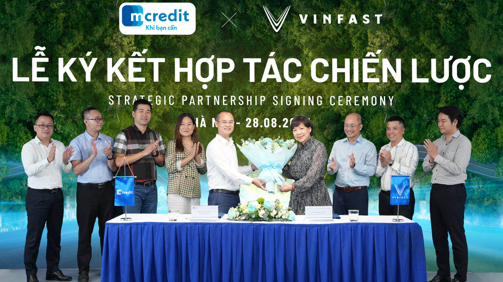 lễ ký kết vinfast hợp tác với mcredit hỗ trợ tài chính cho khách hàng mua xe máy điện